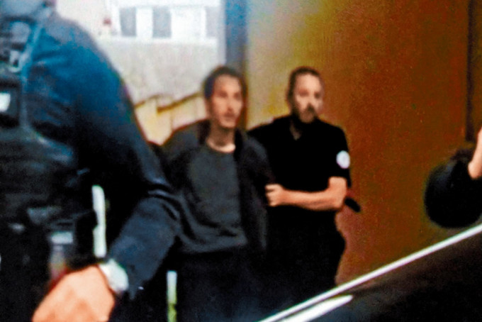 法國校園刀襲案，警方在校外逮捕疑兇。