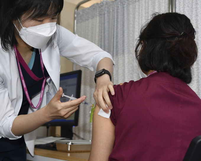南韓今日開始為醫護人員接種輝瑞新冠疫苗。AP