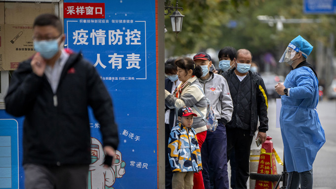  上海浦东周二起全员开展核酸检测。AP