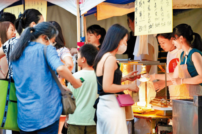 在日本東京「2023中國節」活動上，人們購買中國美食。