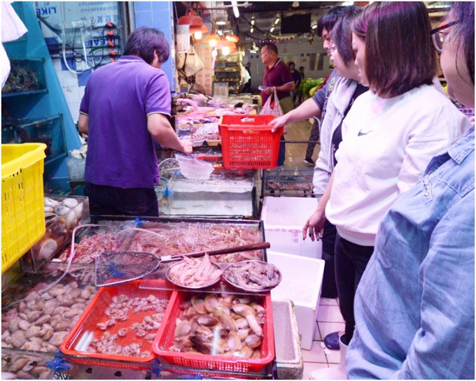 海虾来货价贵加上供应量少，今年冬至加价逾一倍。