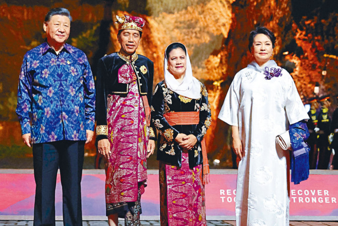 印尼總統佐科維多多夫婦歡迎習近平夫婦出席G20晚宴。