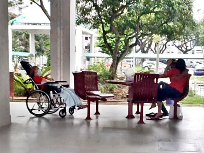 目擊者認為女傭不應將老婦棄於不顧，不忿其所為，因此偷拍後向新加坡媒體報料。網上圖片