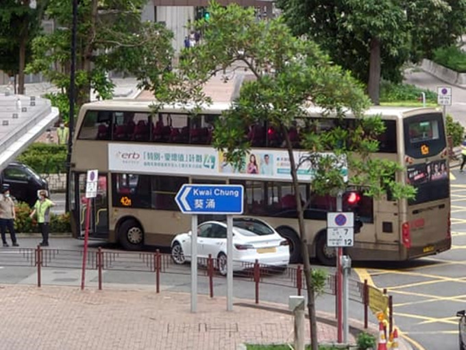 荃灣荃新天地對出一輛私家車與巴士相撞。香港突發事故報料區相片