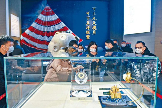 ■民眾昨天在湖南韶山參觀月球樣品。