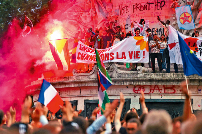 大群民众周日晚聚集在巴黎共和广场抗议国民联盟。