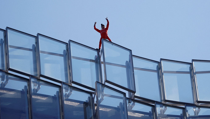 60岁法国蜘蛛人徒手爬38层高楼抗议退休改革。路透社
