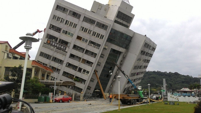 台灣花蓮雲門翠堤大樓8秒倒塌。網上圖片