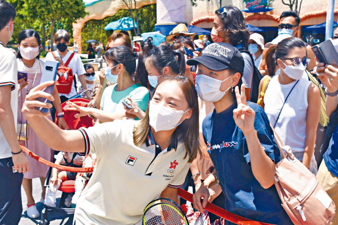 ■谢影雪成众人集邮对象，要求合照粉丝人潮络绎不绝。