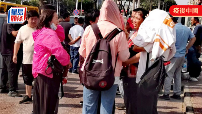 不少中年妇人在北京马驹桥劳务市场找工作。（杨浚源摄）