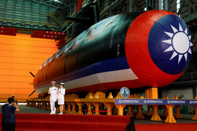 台湾第一艘自制潜艇下水。 路透社