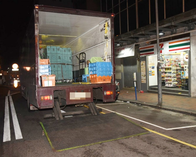 一名南亚男子于尖沙嘴趁一名货车司机送货机期间偷走一箱货。