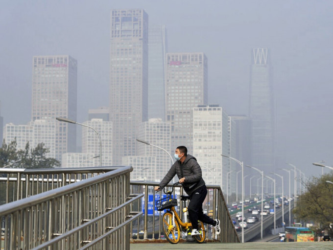內地多個一二線城市傳出房地產貸款放鬆信號，最新北京地區亦初現鬆綁跡象。AP圖片