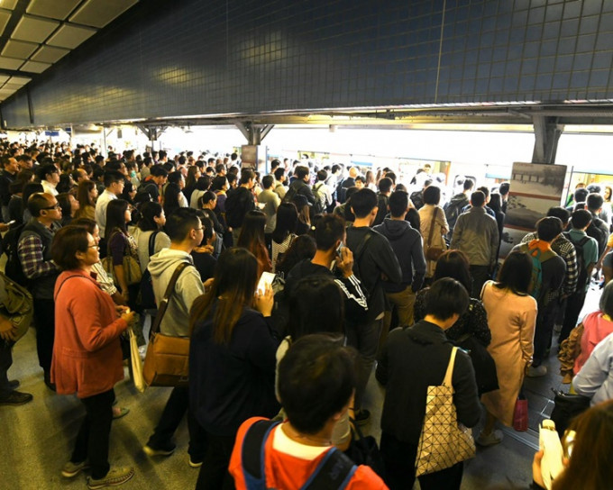 車站擠滿等車返工的市民。