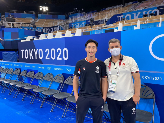 石伟雄(左)与教练在东京奥运场馆合照。