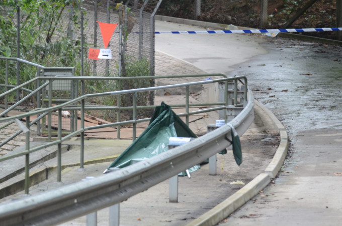 男子遺體送到路邊，並以帳篷遮蓋。  歐陽偉光攝