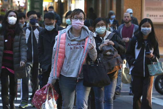 台湾民衆戴口罩防疫。AP