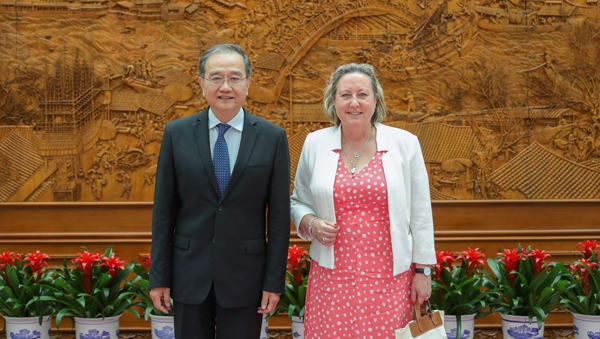 副外長鄧勵晤英國務大臣卓雅敏，強調香港事務是中國內政。