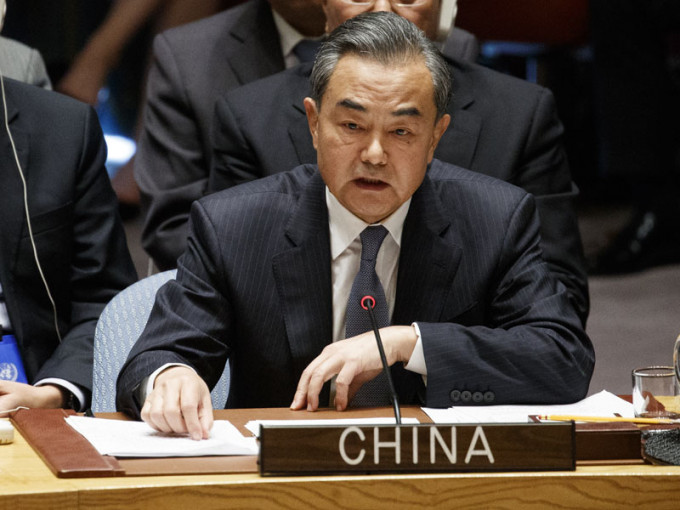 王毅反驳特朗普的指控，强调中国不会干涉任何国家的内政。AP