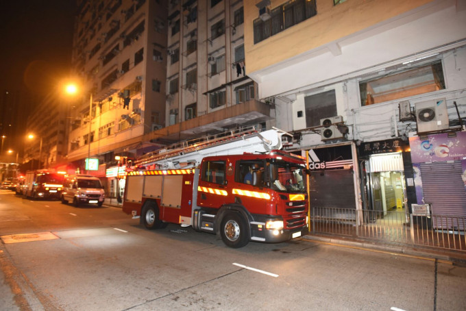 消防及救护员到场将堕楼老妇送东区医院抢救。