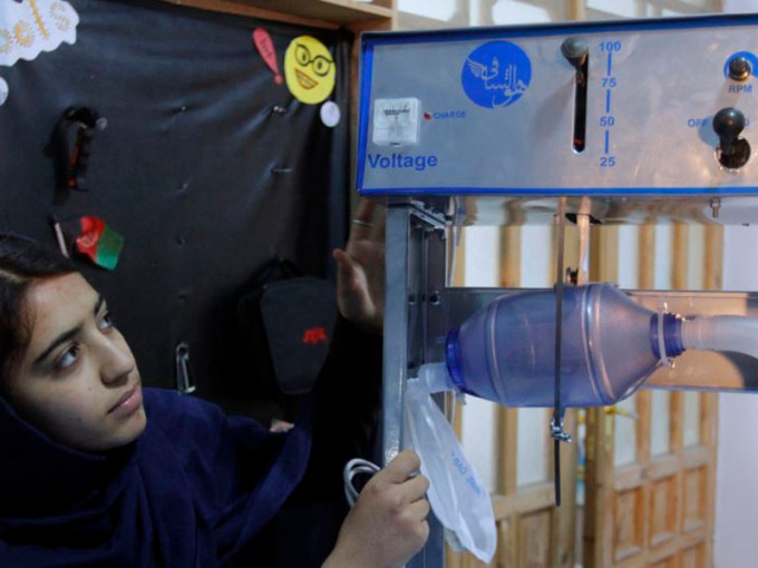 阿富汗少女研究團隊用汽車零件做出呼吸機。AP