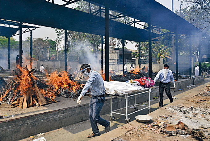 ■新德里一名新冠死者的遺體，由親人移往火葬場火化。