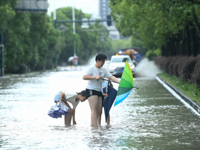 颱風於今天上午9時50分於浙江平湖市沿海二次登陸。新華社相片