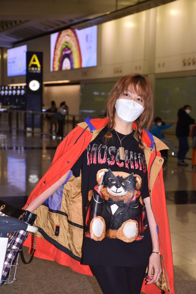 李彩华自日本返抵香港机场。
