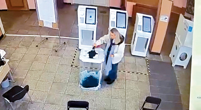 莫斯科一名女子把染料倒入一個投票箱。