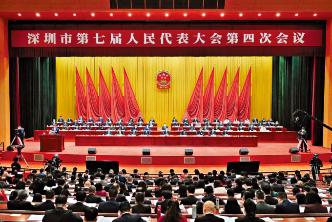深圳市人大会议昨天开幕，市长覃伟中作政府工作报告。