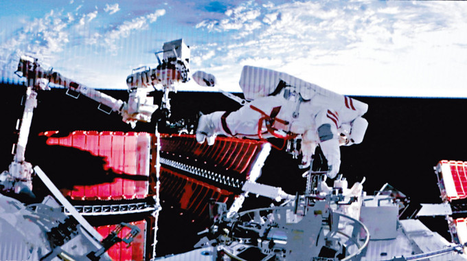 神舟15號太空人費俊龍正在轉運設備。
