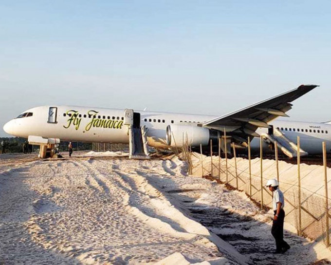 牙买加飞天航空飞加拿大客机迫降盖亚那机场。AP