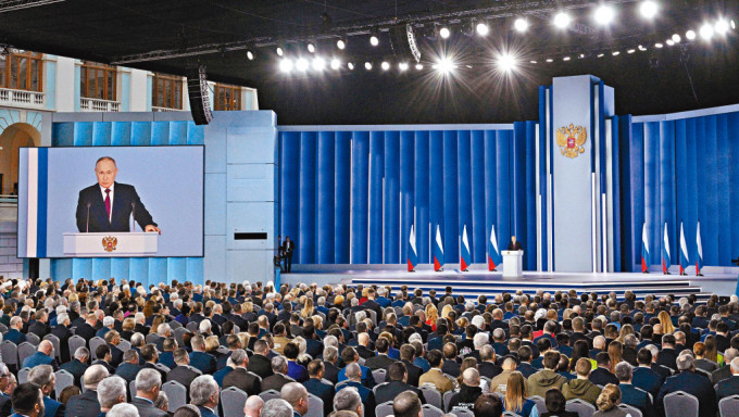 普京周二在莫斯科的戈斯蒂尼德沃爾會議中心，發表國情咨文演說。