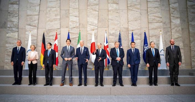 3月24日，在比利時布魯塞爾的北約總部召開北約峰會，領導人在會後合照。新華社圖片