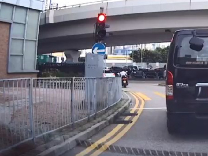 電單車過了斑馬線後，司機再上車絕塵而去。「香港突發事故報料區」片段截圖