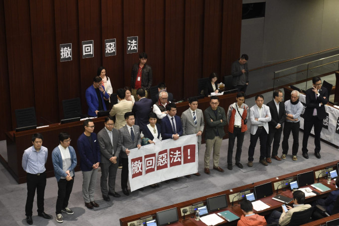 多名民主派议员会前冲上主席台前高叫口号，反对修例。