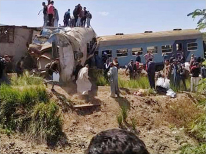 埃及南部火车相撞酿32死、66伤。网图