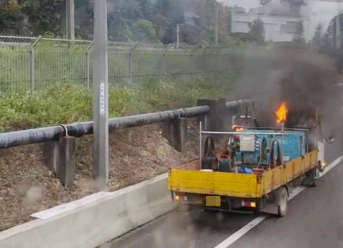 货车上有气樽起火，幸无人受伤。  香港突发事故报料区FB图