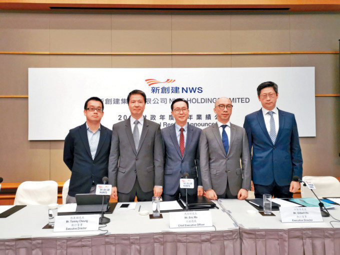 新创建执行董事郑志明（左一）及首席营运总监何智恒（右二），将出任联席行政总裁。