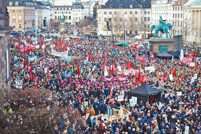 丹麥首都哥本哈根周日有大批民眾聚集國會前面的廣場，抗議政府為擴充軍費取消公眾假期「大祈禱日」。