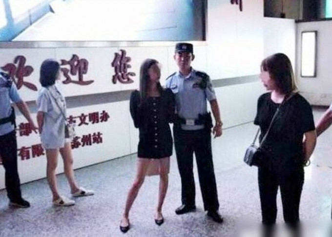 3名女子怀疑在高铁厠所吸Ｋ仔，被带返警署接受进一步调查。（网图）