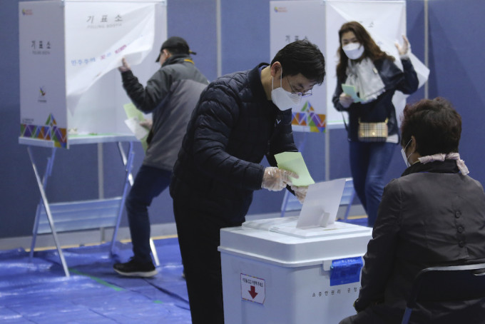 南韓舉行國會選舉。AP