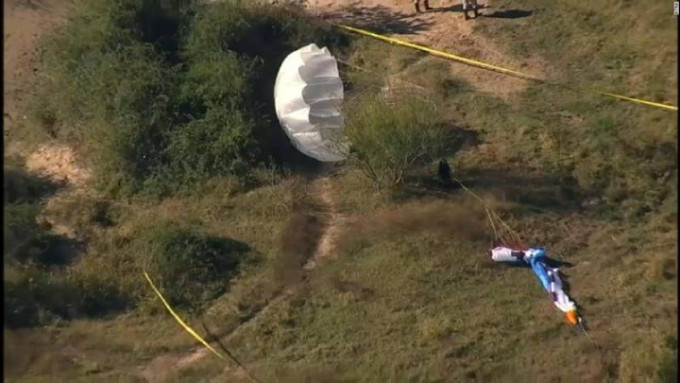 美国德州发生小型飞机撞上滑翔伞的事故。（网上图片）