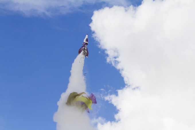 火箭可能和发射架发生磨擦，导致降落伞松脱，令休斯最后无法保住性命。AP