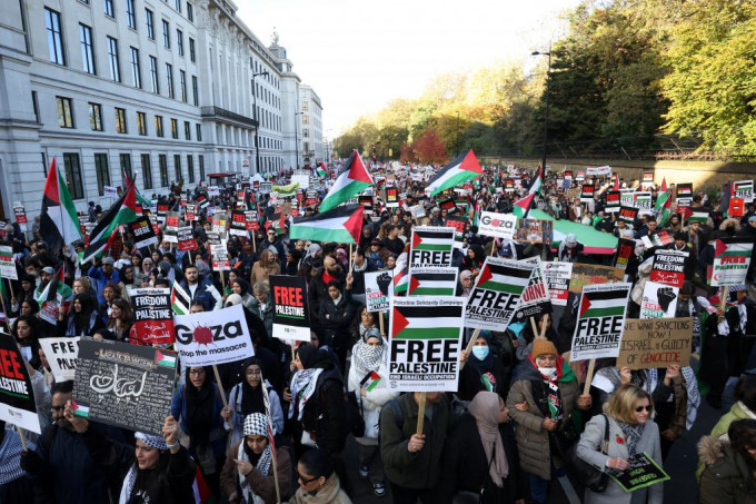 大批示威者在倫敦遊行，聲援加沙巴勒斯坦人。路透社
