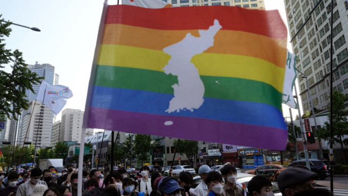 南韩LGBT权利支持者在同志彩虹旗加上朝鲜半岛的形状。 美联社