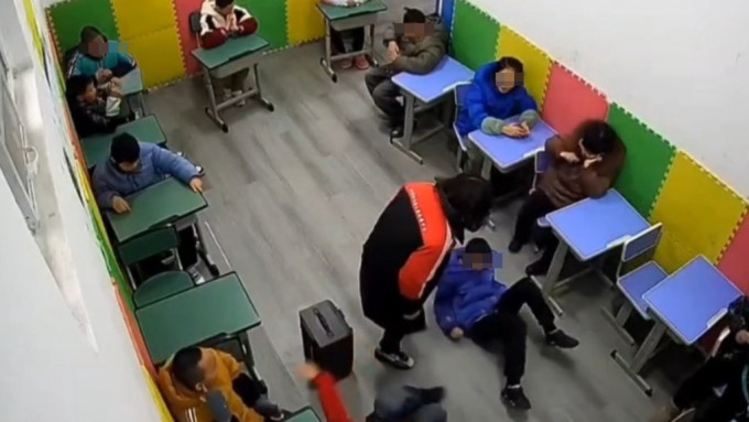 閉路電視影片拍到殘障中心老師疑打學童。