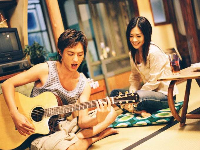 YUI凭演出电影《太阳之歌》并主唱主题曲《Good-bye days》而火速走红。