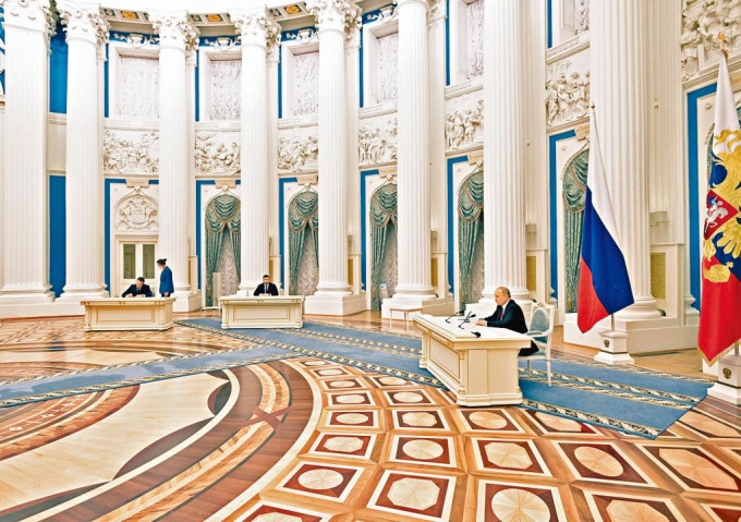 普京（右）周一在克里姆林宮，由頓涅茨克和盧甘斯克的領袖見證，簽署承認該兩地區為獨立國家的文件。