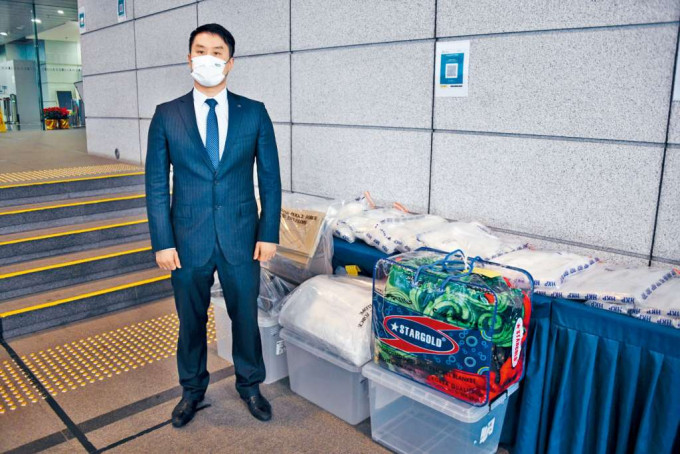 ■署理总督察吴嘉伦展示搜获的逾半亿毒品。